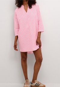 Rosa och vit randig skjortklänning, avslappnad passform, trekvartsärmar, V-ringning, hög-låg nederkant, tillverkad av lättviktig tyg.