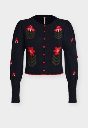 Schwarzer Knopf-Cardigan mit roten Blumen- und Pilzmuster, aufgepufften langen Ärmeln und rotem Besatz am Saum und an den Knöpfen.