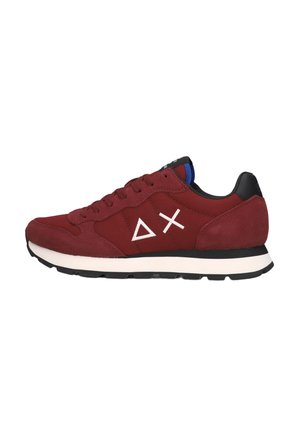 Bordeaux sneaker met witte driehoek en X-symbolen aan de zijkant, zwarte hiel, witte tussenzool en zwarte buitenzool.