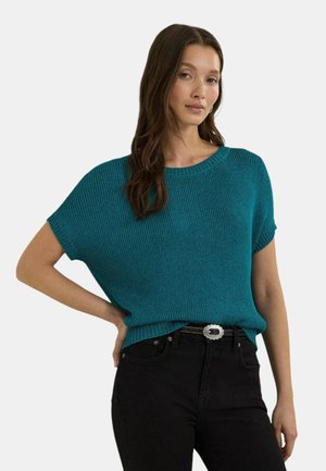 Top in maglia a coste color teal con vestibilità comoda e maniche corte, abbinato a jeans scuri e una cintura con fibbia argentata.