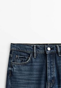 Mörkblå denimjeans med knappstängning, bältesöglor, framfickor och subtila sömnadsdetaljer vid midjan.