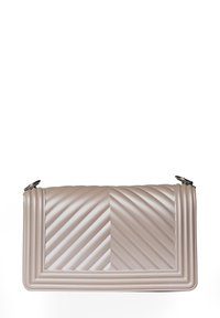 Gepolsterte beige Handtasche mit diagonaler gerippter Musterung, glatter synthetischer Textur und silbernen Hardware-Akzenten am Reißverschluss.