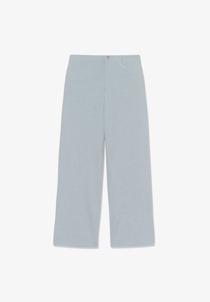 Pantalon ample bleu clair en tissu doux. Doté d'une fermeture à bouton et d'une taille standard avec coutures sur les côtés. Design minimaliste.