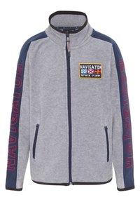 Chaqueta de forro polar con cremallera en gris claro con detalles en azul marino. Presenta el texto "NAVIGATOR" en rojo en las mangas y un parche con coordenadas. Textura suave.