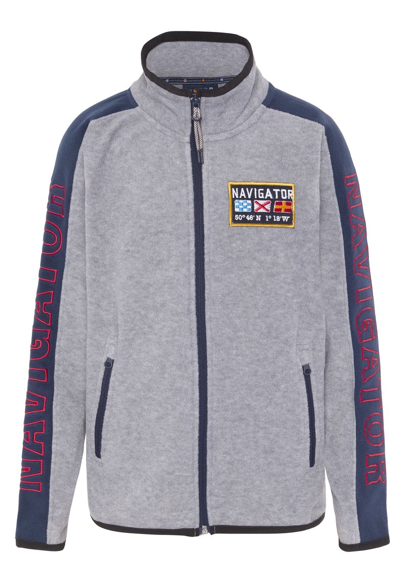 Chaqueta de forro polar con cremallera en gris claro con detalles en azul marino. Presenta el texto "NAVIGATOR" en rojo en las mangas y un parche con coordenadas. Textura suave.