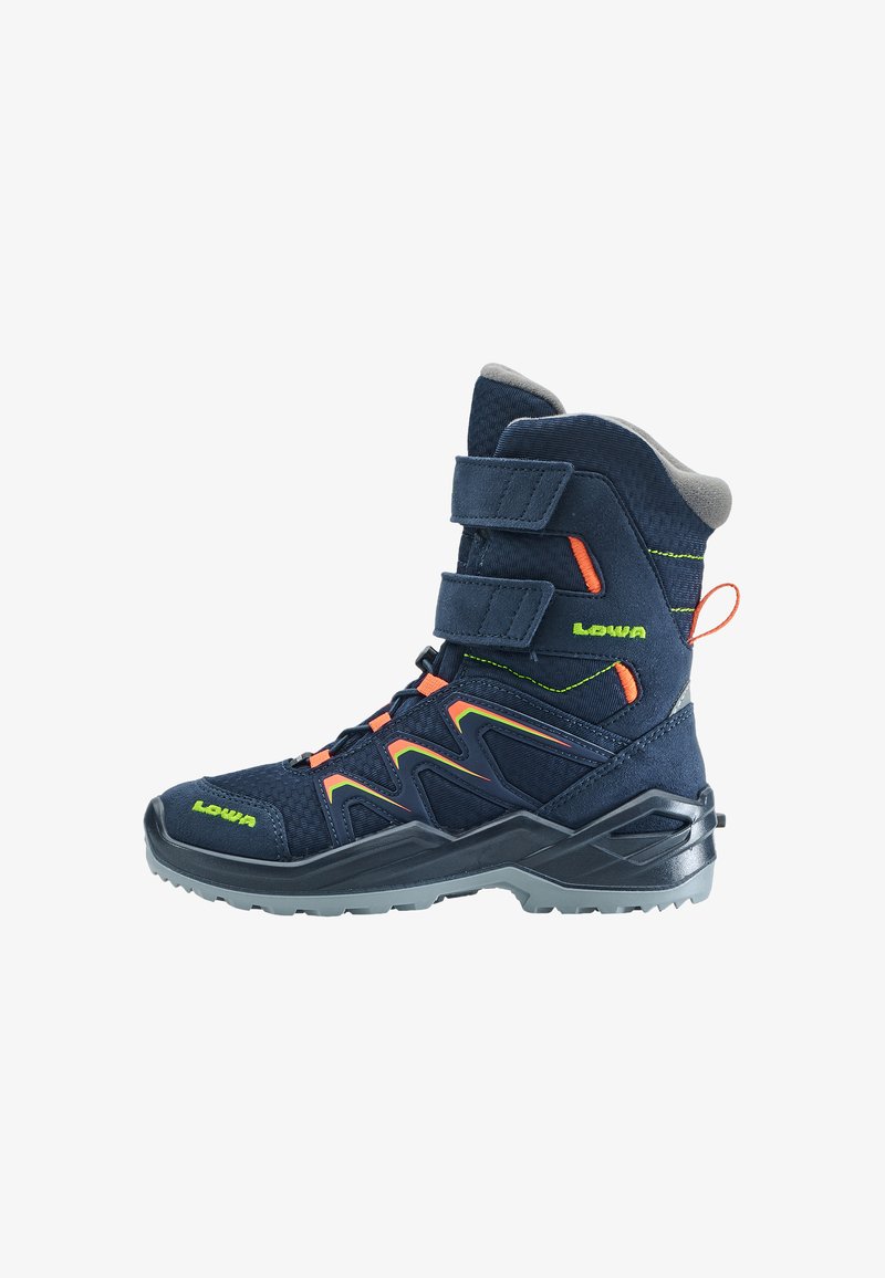 Marine Wanderschuh mit Klettverschlussriemen, grauem Innenfutter, orangefarbenen und grünen Akzenten, strukturiertem Obermaterial und einer robusten grauen Gummisohle.