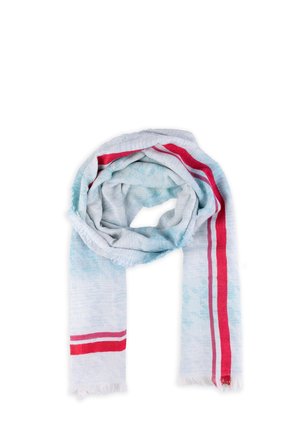 Jasnoniebieski szalik z czerwono-białymi paskami, luźno zwinięty z frędzlami na krawędziach, wyświetlony na białym tle.