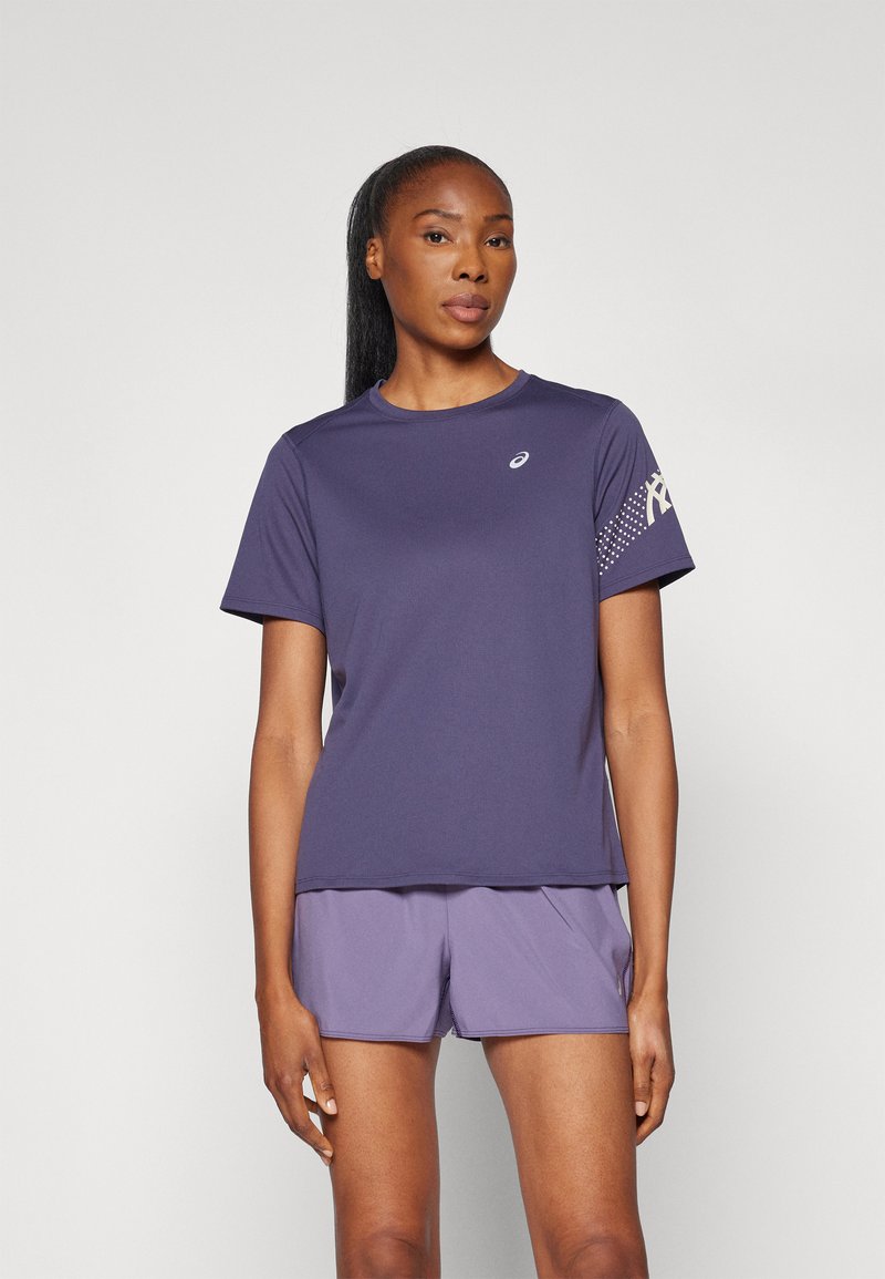 T-shirt de sport marine à manches courtes, col rond et logo Asics. Présente un design d'accent dans des teintes plus claires sur une manche.
