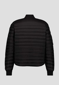 Chaqueta negra acolchada con diseño acolchado, puños acanalados y cuello redondo. La tela es lisa, con un acabado elegante y sin adornos visibles.