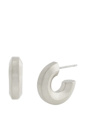 Paire de grosses boucles d'oreilles créoles en argent avec une surface lisse et arrondie et une fermeture à tige arrière.