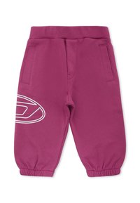 Fleece joggingbroek in felroze met een elastische tailleband, manchetten aan de enkels en twee zijzakken. Heeft een wit logo op het linkerpootje.