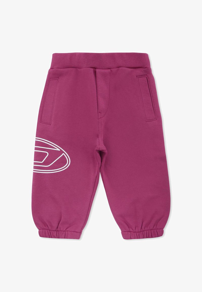 Fleece joggingbroek in felroze met een elastische tailleband, manchetten aan de enkels en twee zijzakken. Heeft een wit logo op het linkerpootje.