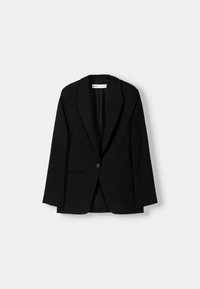 Blazer noir en tissu lisse. Présente une fermeture à un bouton, des revers crantés et deux poches avant avec des coutures plates.