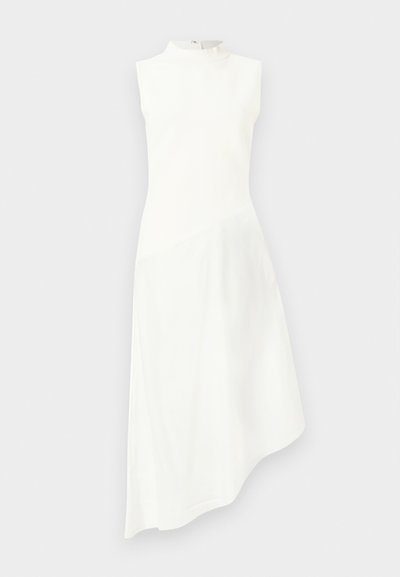 Αμάνικο λευκό φόρεμα με ψηλό λαιμό και ασύμμετρο τελείωμα, με εφαρμοστό μπούστο και αέρινη φούστα.