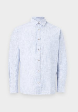 Herrenhemd mit langen Ärmeln und Knopfleiste, hellblau-weiß gestreift mit spitzem Kragen, flach auf weißem Hintergrund liegend.