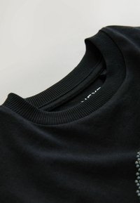 Ei valittu, black stud smile