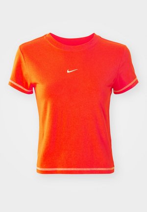 Piros, rövidített pamut póló, bordázott kerek nyakkal és rövid ujjal. Az elején egy kis fehér Nike logó található.