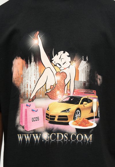 Η Betty Boop με κόκκινο φόρεμα ποζάρει με σακούλες για ψώνια, κίτρινο σπορ αυτοκίνητο, πιάτο σπαγγέτι, ποτήρι σαμπάνιας και ευρωπαϊκά αξιοθέατα στο φόντο.