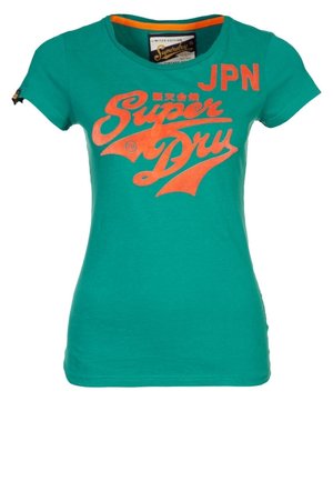 Grøn tætsiddende T-shirt med korte ærmer med lys orange "Super Dry" og "JPN" tekst foran og et lille logo på venstre ærme.