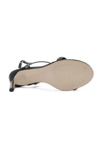 Sandal con tacco nero, con tacco sottile, design con punta aperta e una fascia decorata che attraversa il piede. Materiale liscio con suola piatta.