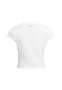 Camiseta blanca de manga corta, hecha de algodón, con un pequeño logo de FILA en la parte posterior, de diseño ajustado y textura lisa.