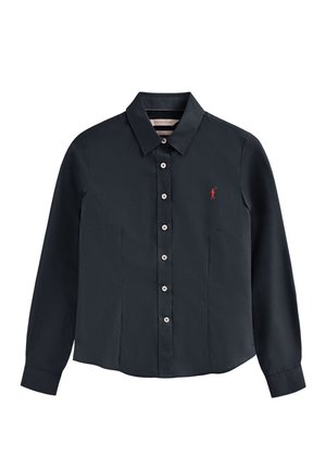 Camisa de manga larga azul marino oscuro con cuello clásico, que presenta una fila de botones plateados y un pequeño logo rojo en el pecho. Textura suave.