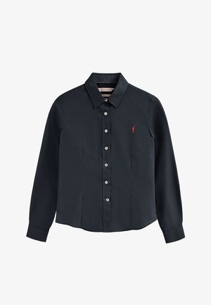 Mørkeblå langærmet skjorte med klassisk krave, prydet med en række sølvknapper og et lille rødt logo på brystet. Glat tekstur.