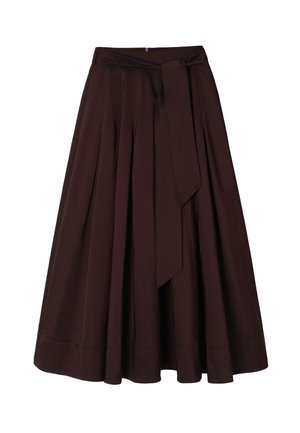 Burgundi red pleated midi szoknya megkötős derékkal, sima textúrával, fodros fazonnal és a talaj fölött végződő szegéllyel.