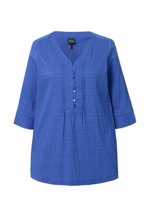 Niebieska, teksturowana bluzka z dekoltem w serek, rękawami do trzech ćwiartek i z przodem na guziki z pasującymi guzikami.