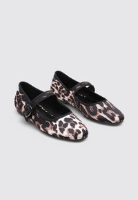 Leopardenmuster-Ballerinas mit einem schwarzen Riemen und Schnallendetail, mit einer spitzen Zehenform und weichem Stoff für zusätzlichen Komfort.