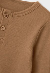 Braun gestreiftes Langarmshirt mit rundem Ausschnitt und zwei braunen Knöpfen am Kragen.