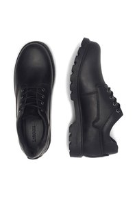 Čierne kožené topánky s okrúhlou špičkou, šnurovací dizajn, robustná podrážka a jemné švy. Hladká textúra a odolná konštrukcia.