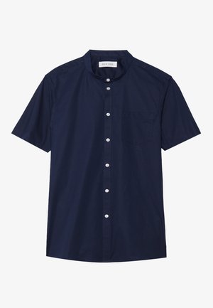 Chemise manches courtes bleu marine avec col montant, fermeture boutonnée à l'avant, une poche poitrine unique, et tissu en coton léger et lisse.