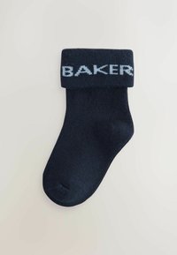 Granatowa skarpetka do kostki z teksturowaną powierzchnią, z zagiętym mankietem i napisem "BAKER" w jasnoniebieskim kolorze na górze.