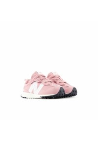 Baskets rose clair avec des accents blancs et une semelle en caoutchouc noir texturé. Présentent un bout arrondi et une languette rembourrée avec des lacets.