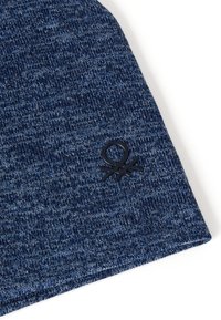 Gorro de punto azul con un patrón texturizado; incluye un detalle del logo negro en el lado, con un borde doblado.