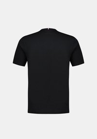 Černé tričko s krátkým rukávem vyrobené z bavlny. Disponuje jednoduchým designem s kulatým výstřihem a barevným akcentem na týlu.