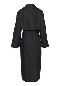 Cappotto trench nero con design doppiopetto, maniche lunghe e vita con cintura. Presenta un colletto a risvolto e una sventolatura sul retro per la mobilità.