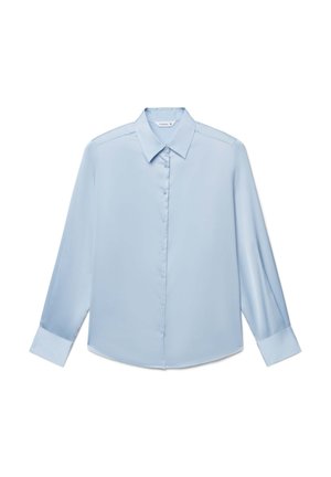 Camicia azzurro chiaro a maniche lunghe con bottoni, colletto appuntito e polsini larghi, distesa su uno sfondo bianco.