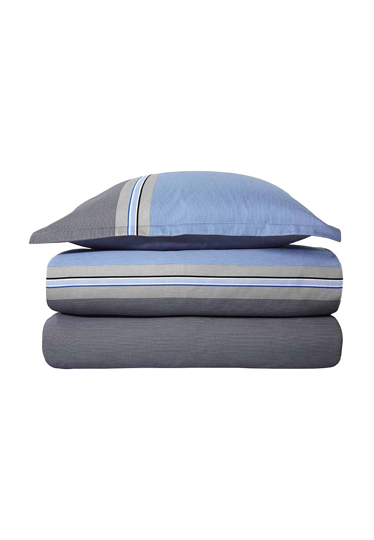 Ensemble de literie empilé comprenant un oreiller bleu clair avec des rayures grises et bleues, un drap plat bleu clair et un drap-housse gris foncé.