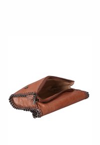 Bruine synthetische leren clutch met kettingdetail langs de randen, ritssluiting en zichtbare binnenvoering. Compact rechthoekige vorm.