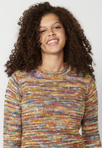 Strickpullover mit mehrfarbigem Muster in warmen Gelb-, Orange- und Blautönen, runder Ausschnitt und langen Ärmeln.