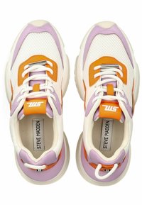Baskets blanches avec des accents violets, orange et argentés. Tige en maille et semelles en caoutchouc épaisses. Lacets dotés d'étiquettes de marque à l'intérieur.