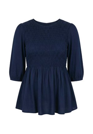 Navyblå bluse med smocket krop, rund halsudskæring, trekvartlange pufærmer og en skørt med peplum.