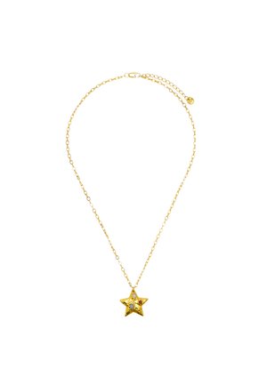 Złoty łańcuszek z teksturowanym wisiorkiem w kształcie gwiazdy, zdobionym trzema małymi kolorowymi kamieniami szlachetnymi osadzonymi w złocie.