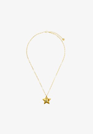 Złoty łańcuszek z teksturowanym wisiorkiem w kształcie gwiazdy, zdobionym trzema małymi kolorowymi kamieniami szlachetnymi osadzonymi w złocie.