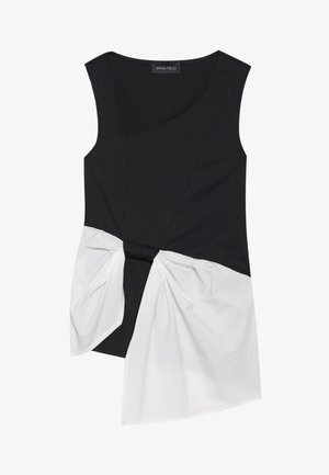 Czarny prążkowany top bez rękawów o asymetrycznym wzorze, z białym skręconym detalem w talii i okrągłym dekoltem.