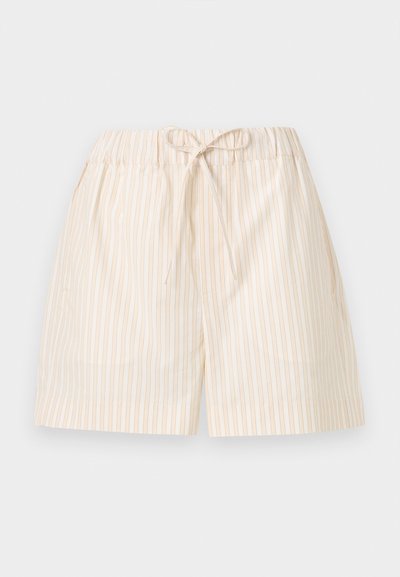 Ανοιχτό μπεζ σορτς με λεπτές κάθετες ρίγες και ελαστική μέση δεμένη με φιόγκο μπροστά, εμφανίζεται σε λευκό φόντο.