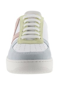 Vit sneaker med pastellgrön snördel, ljusblå tåhuvud och rosa sidremsa, sedd från framsidan.