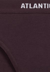 Ciemnofioletowa bielizna o miękkiej, gładkiej fakturze. Posiada białe logo "ATLANTIC" na pasku oraz starannie wykonane detale szwów.